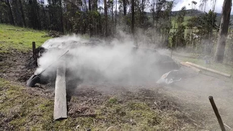 Sorprendieron en flagrancia a dos personas que se desarrollaban actividades de producción de carbón vegetal a través de la quema de tres pilas a cielo abierto / Imagen de la CAR Cundinamarca.
