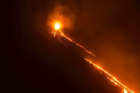 El volcán ha expulsado material volcánico hasta una altura de 3.200 metros / EFE.
