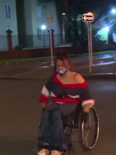 Mujer en silla de ruedas recorre Bogotá de noche para llegar a casa