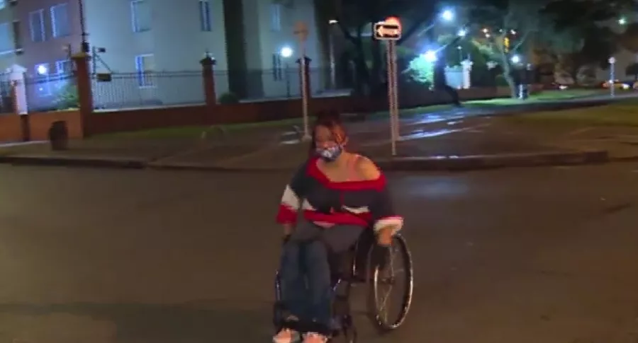 Mujer en silla de ruedas recorre Bogotá de noche para llegar a casa