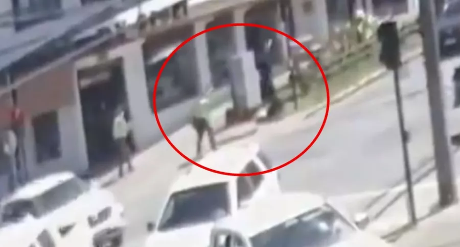 Captura de pantalla de nuevo video revelado del momento en que policía de Chile mató a tiros a malabarista