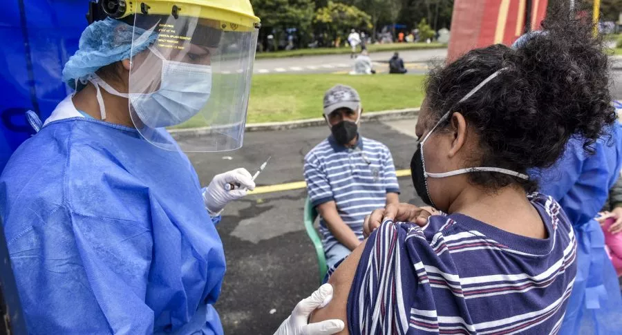 Personal de salud ayudando a migrantes de Venezuela en Colombia ilustra nota sobre vacunación de venezolanos en el país