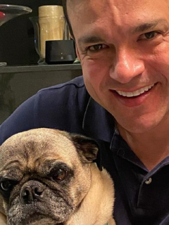 Juan Diego Alvira con su perro, Homero, uno de los que 'interrumpió' emisión de Noticias Caracol.