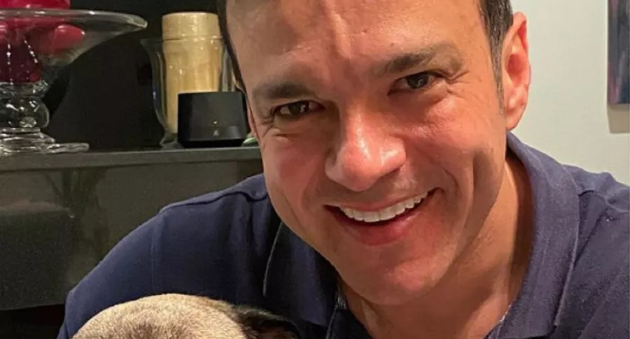 Juan Diego Alvira con su perro, Homero, uno de los que 'interrumpió' emisión de Noticias Caracol.