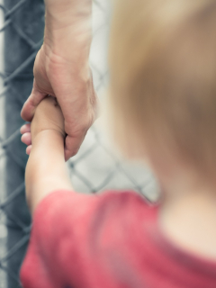 Niño tomando de la mano a un adulto ilustra nota sobre suspensión de adopción de menores extranjeros, en Holanda, incluyendo los colombianos