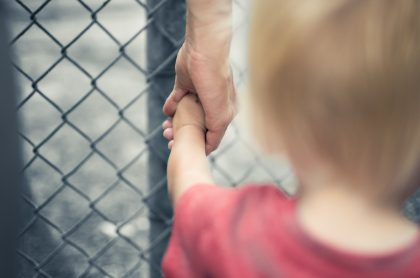 Niño tomando de la mano a un adulto ilustra nota sobre suspensión de adopción de menores extranjeros, en Holanda, incluyendo los colombianos