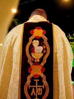Sacerdote durante la misa.
