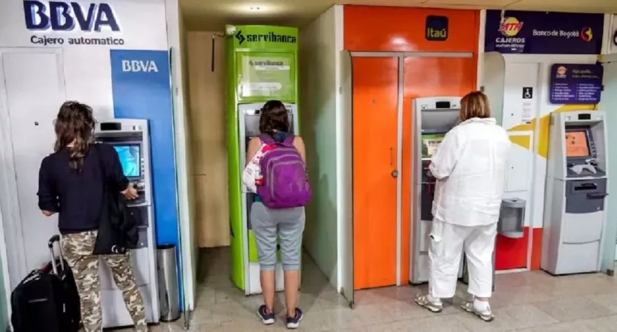 Cajeros automáticos en Colombia, lista de los bancos que más cobran por usarlos