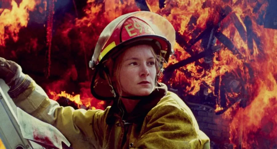 Mujer bombera en incendio, ilustra nota de foto viral de mujer bombero que amamantó a su hijo en pleno incendio