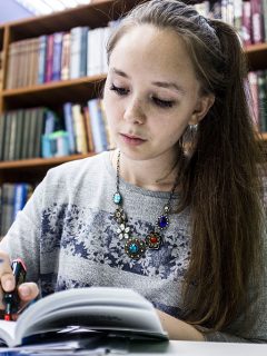 Foto de mujer estudiando ilustra nota sobre Icetex: becas para estudiar pregrado, maestría y doctorado en Rusia