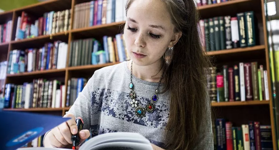 Foto de mujer estudiando ilustra nota sobre Icetex: becas para estudiar pregrado, maestría y doctorado en Rusia