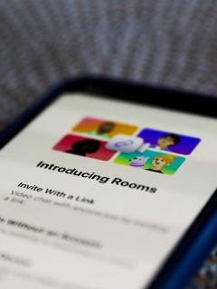 Messenger Rooms en la pantalla de un teléfono. Imagen ilustrativa sobre las videollamadas desde WhatsApp Web