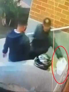 Fleteros robando a un domiciliario en Medellín.