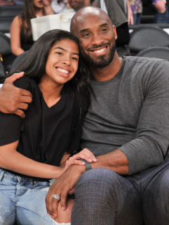 Kobe Bryant abrazado con su hija, Gianna.