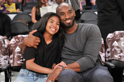Kobe Bryant abrazado con su hija, Gianna.
