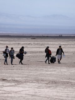 Migrantes intentando ingresar a Chile por Colchane ilustra nota de colombiana que murió al intentar cruzar la frontera