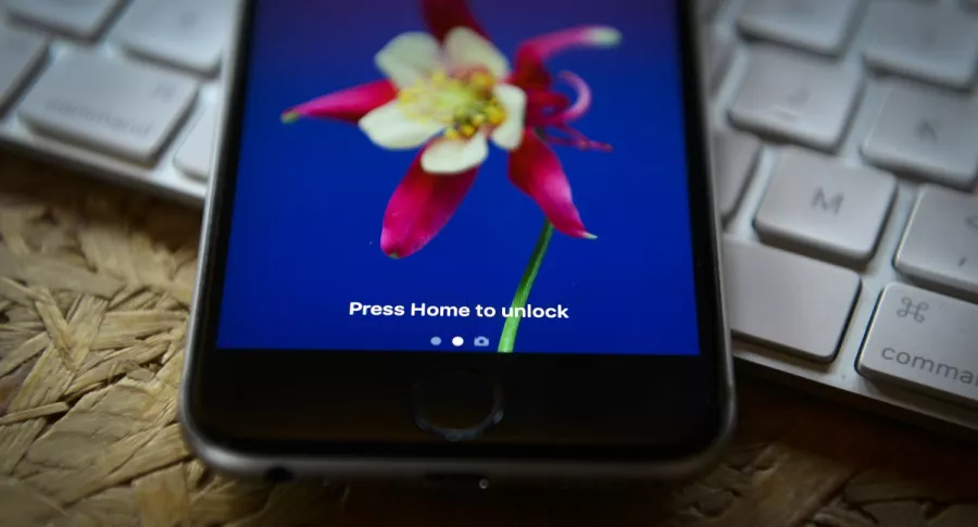 Celular esperando a ser desbloqueado. Imagen ilustrativa de cómo arreglar el sensor de huella de un smartphone.