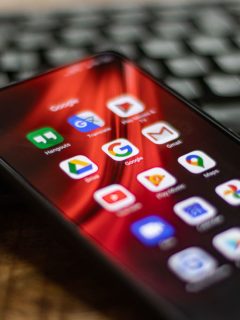 Foto de celular ilustra nota sobre Android: ¿por qué la batería de un celular se descarga tan rápido?