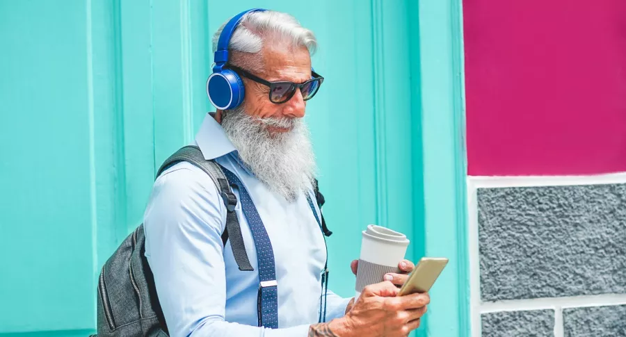 Foto de hombre escuchando música, a propósito de aplicaciones gratuitas y que no necesitan internet