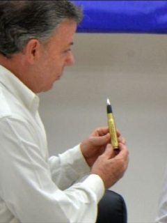 Juan Manuel Santos y 'Timochenko', exjefe guerrillero que confesó en la JEP que las Farc querían atentar contra el presidente