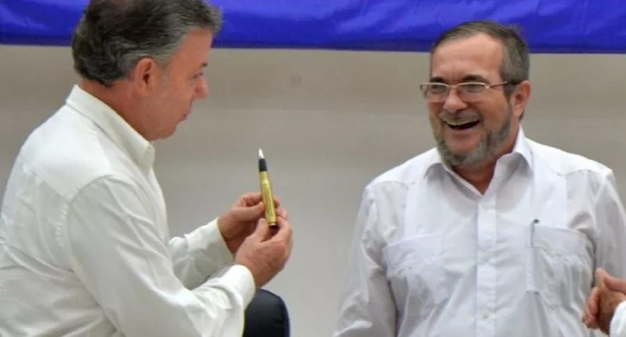 Juan Manuel Santos y 'Timochenko', exjefe guerrillero que confesó en la JEP que las Farc querían atentar contra el presidente