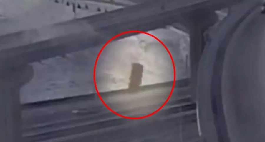 Captura de pantalla de brutal accidente de hombre que cayó con su camioneta de un puente de 20 metros de alto