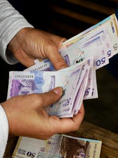 Pago en efectivo en Colombia.