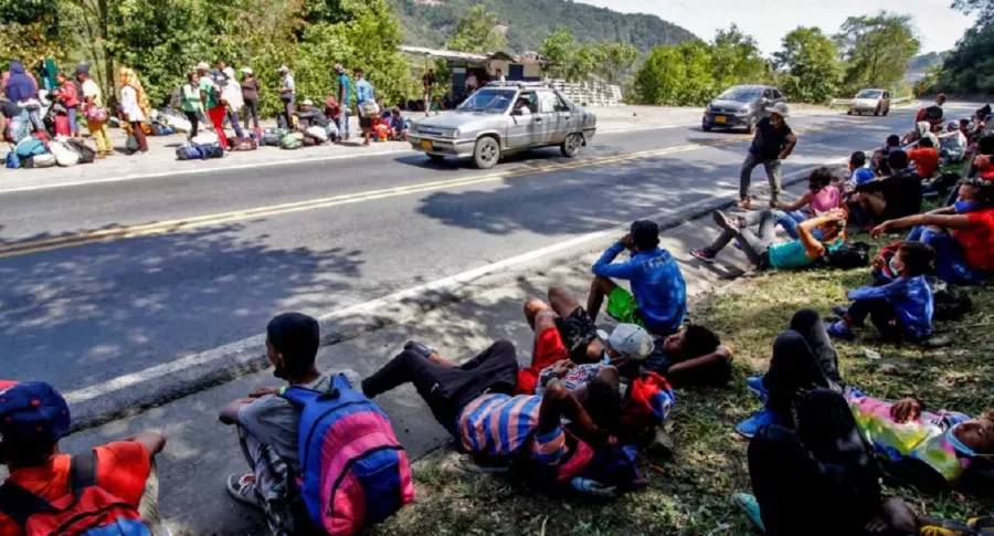 Imagen que ilustra información sobre migrantes venezolanos en Colombia y la decisión de otorgarles la regularización temporal