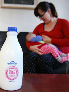 Botellas de leche materna, ilustra nota de joven con exceso de leche materna dona 234 litros a otras madres