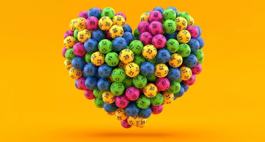 Balotas en forma de corazón ilustran nota sobre aumento de Baloto en sus acumulados para el sorteo del sábado 13 de febrero.