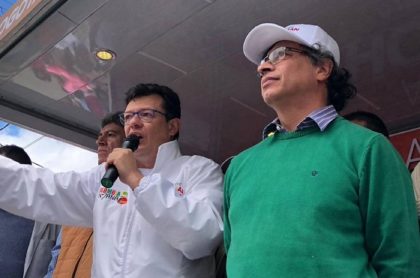 Hollman Morris y Gustavo Petro, durante la campaña a la alcaldía en 2019. 
