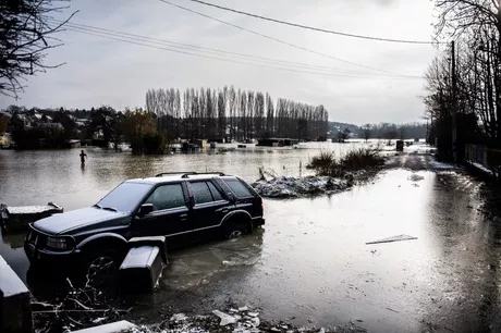Algunos automóviles quedaron estacionados en calles inundadas en Conde Sainte-Libiaire, a las afueras de París / AFP. 

