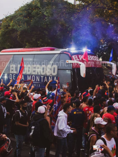Sin tapabocas ni distanciamiento, la hinchada del Independiente Medellín dio una muestra de irresponsabilidad este jueves.
