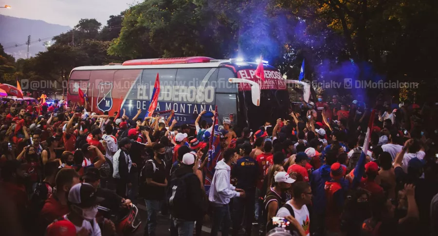 Sin tapabocas ni distanciamiento, la hinchada del Independiente Medellín dio una muestra de irresponsabilidad este jueves.