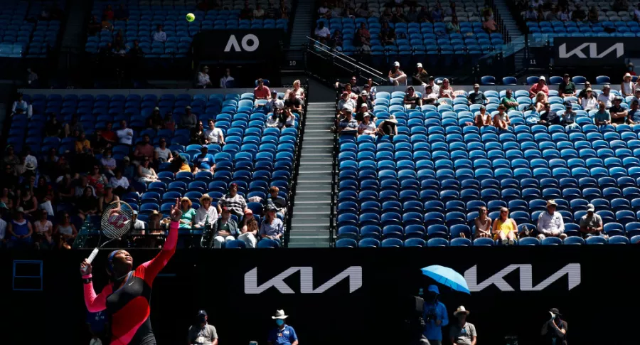 Serena Williams efectúa un saque ante la mirada del poco público permitido en los estadios del Abierto de Australia 2021.