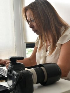 Foto de mujer ilustra nota sobre Ofertas de empleo en Colombia: vacantes para médico, asesor comercial