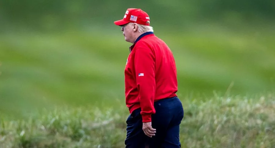 Donald Trump en campo de golf, ilustra no de aparición de nueva pancarta aérea en contra de Donald Trump