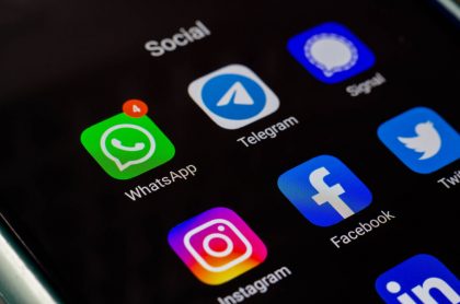 Foto de logos de aplicaciones ilustra nota sobre WhatsApp: Telegram lo supera en número de descargas en el mes de enero