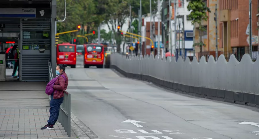 Personas en Bogotá usando transporte público. Imagen ilustrativa a restricciones por pico y cédula hoy lunes de 15 febrero.