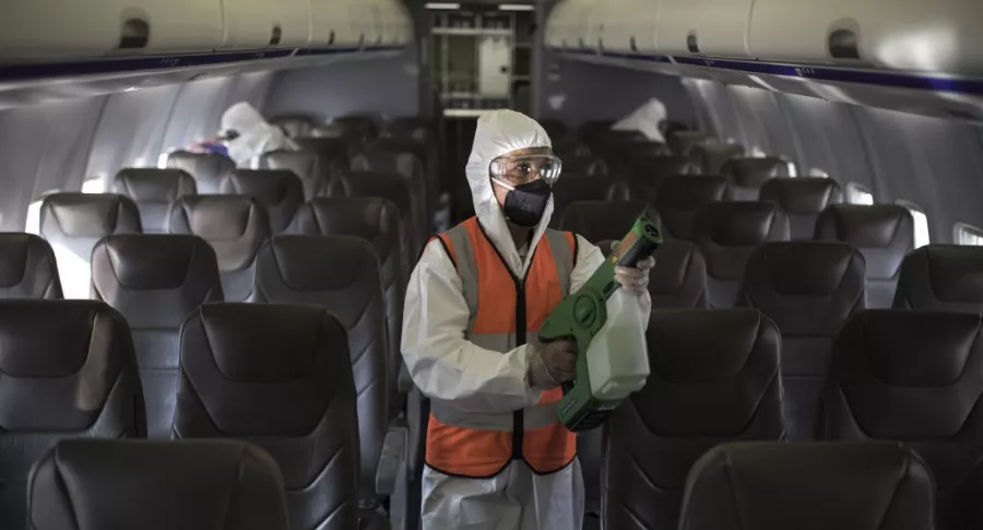 El Ministerio de Salud de Colombia puso nuevas condiciones para viajar en avión durante la pandemia de COVID-19 en febrero del 2021.