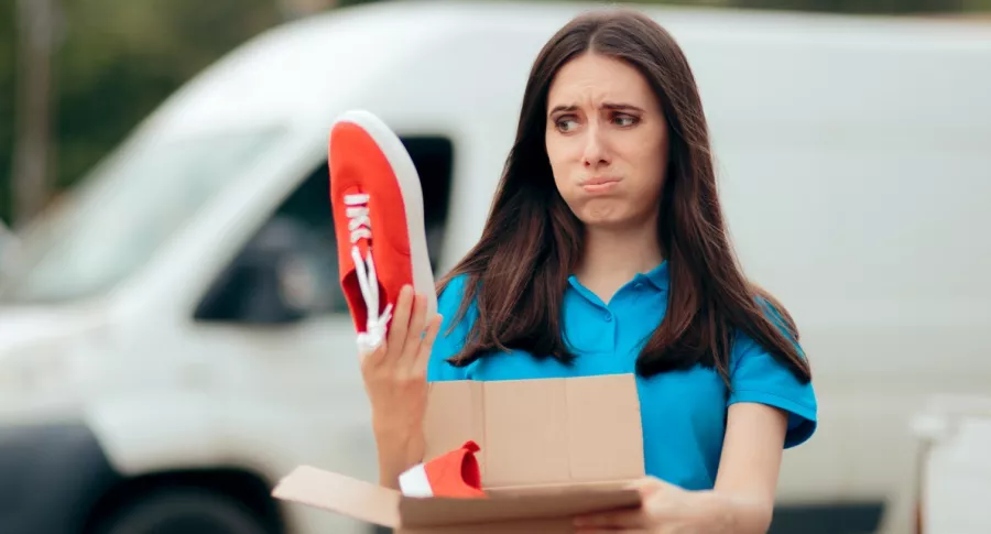 Mujer con caja de zapatos en la mano, a propósito de qué hacer con los regalos que le dio su ex