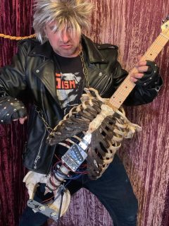 Un fanático del metal fabricó en Estados Unidos Una guitarra eléctrica con los huesos de su tío, fallecido en Grecia, en 1990.