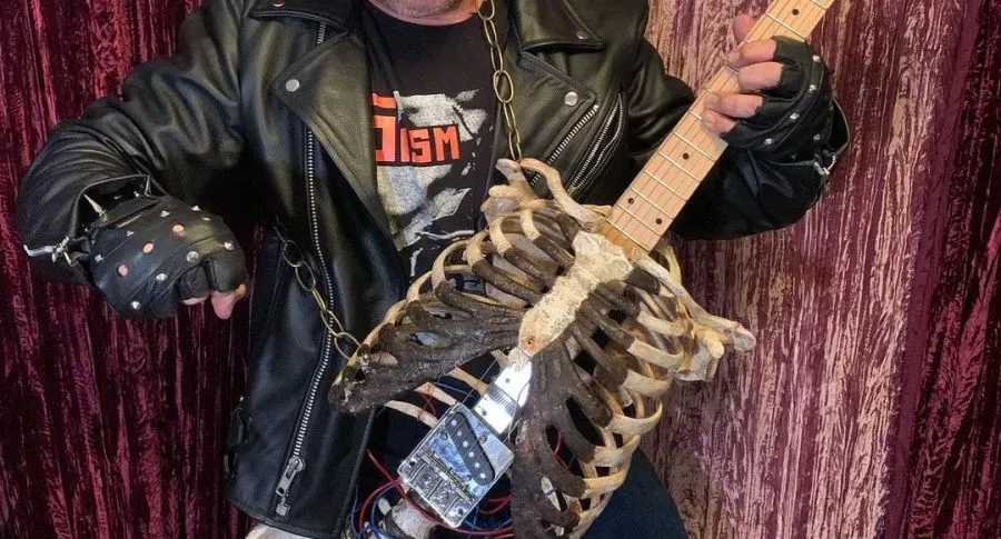 Un fanático del metal fabricó en Estados Unidos Una guitarra eléctrica con los huesos de su tío, fallecido en Grecia, en 1990.