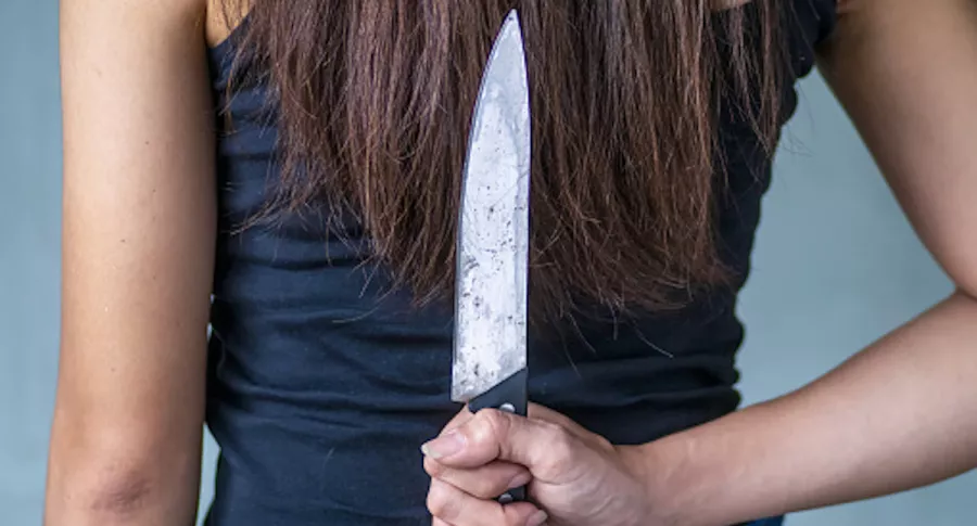 Imagen de ilustración de mujer con cuchillo.