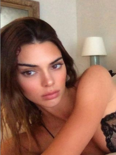 Kendall Jenner publicó foto en pequeña ropa interior roja par el día de San Valentín.
