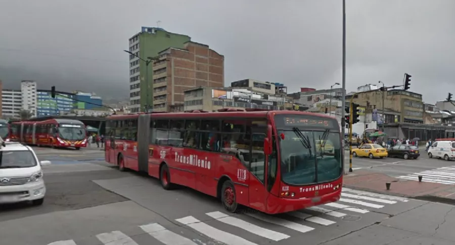 Transmilenio en la calle 13 con Avenida Caracas, ilustra nota sobre accidentes de Transmilenio el 13 de febrero.
