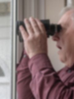 Hombre en Medellín se masturba y observa a las vecinas con unos binoculares.