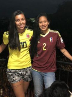 Yoreli Rincón critica a los directivos del fútbol colombiano y habla del amor con su novia.
