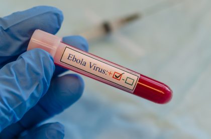 Tubo de extracción de sangre como falso positivo para el virus del ébola, del cual se anunció su rebrote y primeras muertes desde 2016 en Guinea, África Occidental.