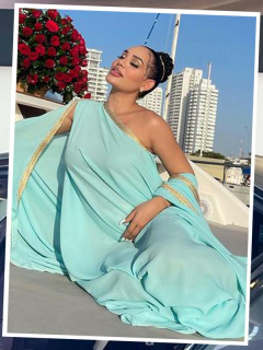 Isabella, hija de Andrea Valdiri, de espaldas recibiendo el carro Mercedes-Benz que su mamá le regaló a ella y a la bebé de la que está embarazada la bailarina.